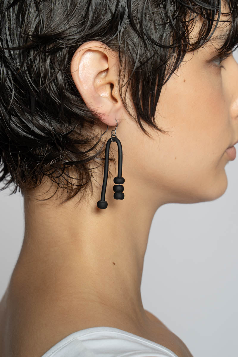 U Bead Earrings Blk