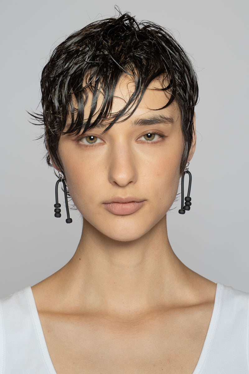 U Bead Earrings Blk