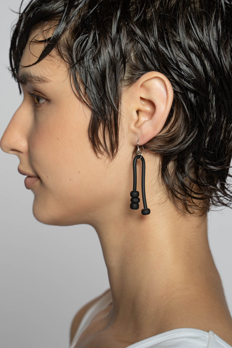 U Bead Earrings Blk