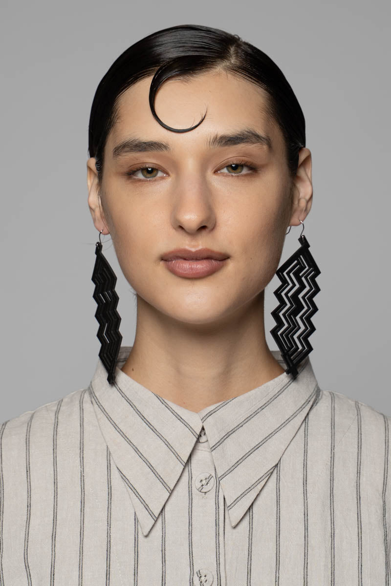 Zig Zag Earrings Blk