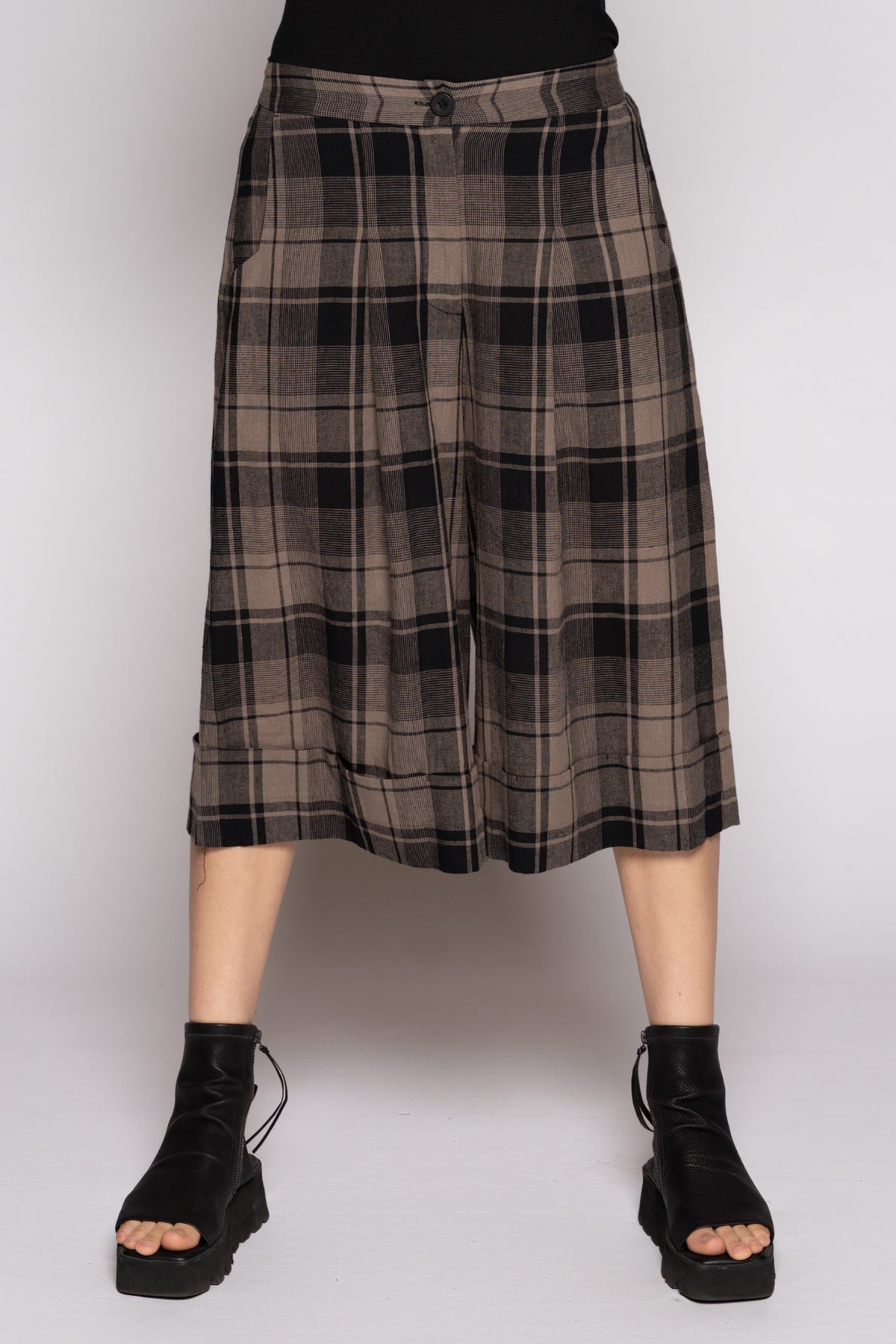 Arya Shorts Truffle