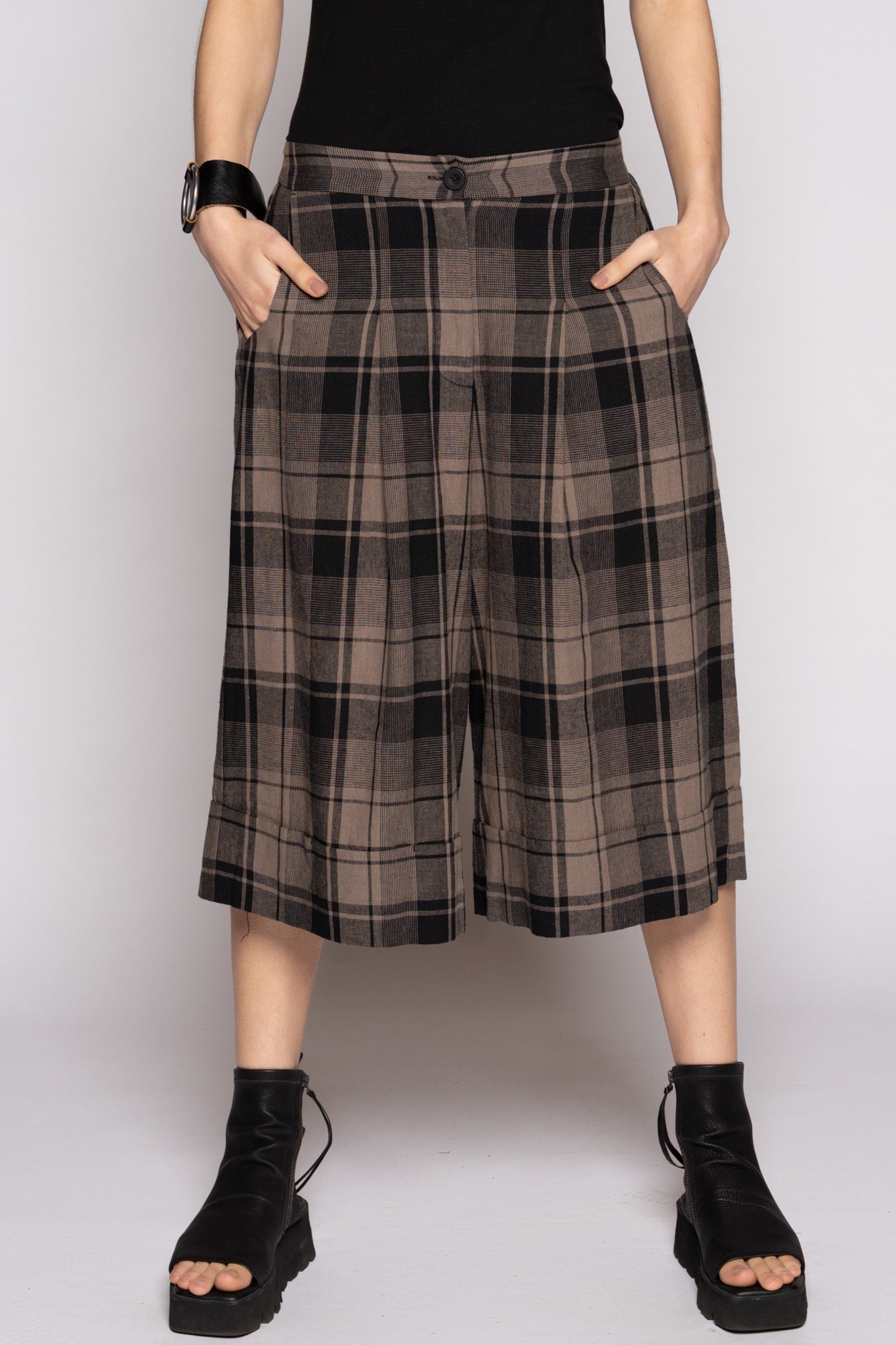 Arya Shorts Truffle