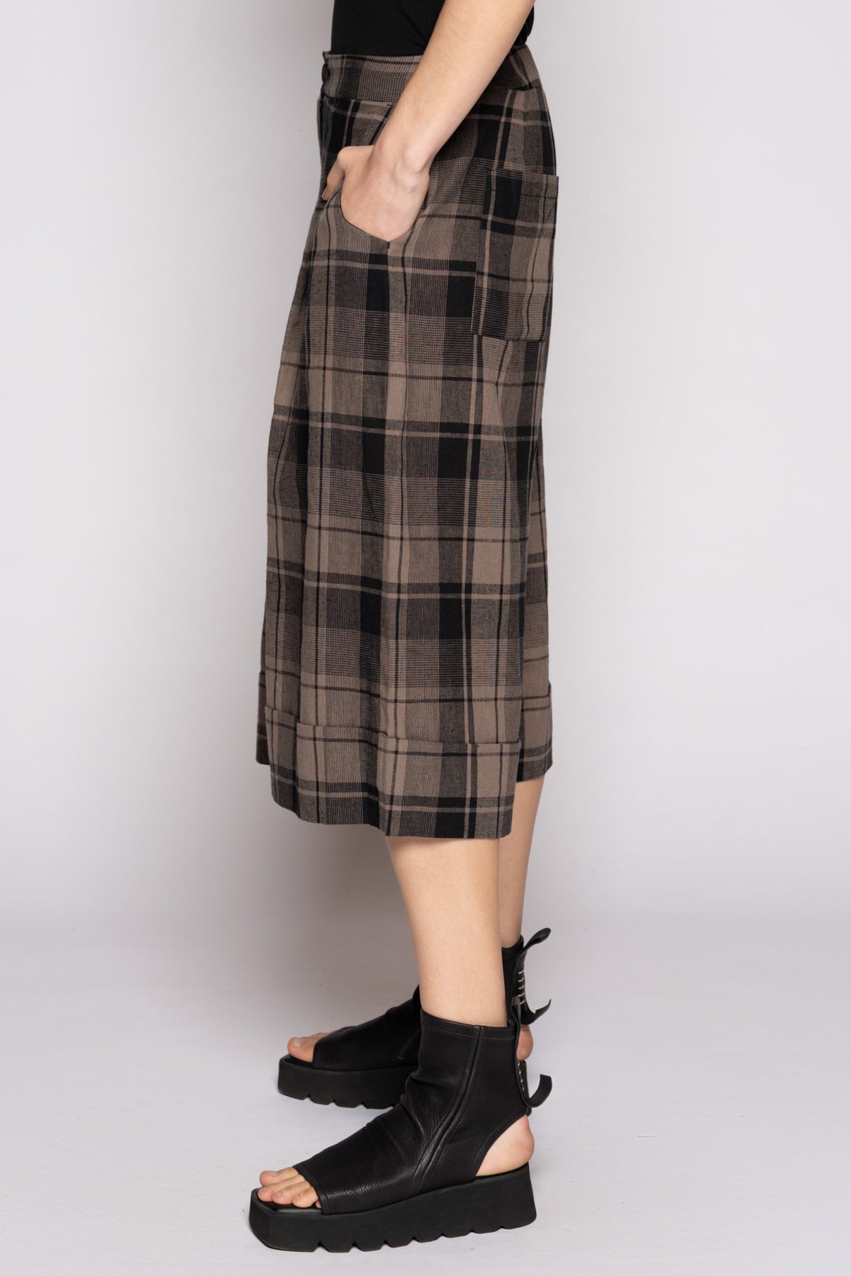 Arya Shorts Truffle