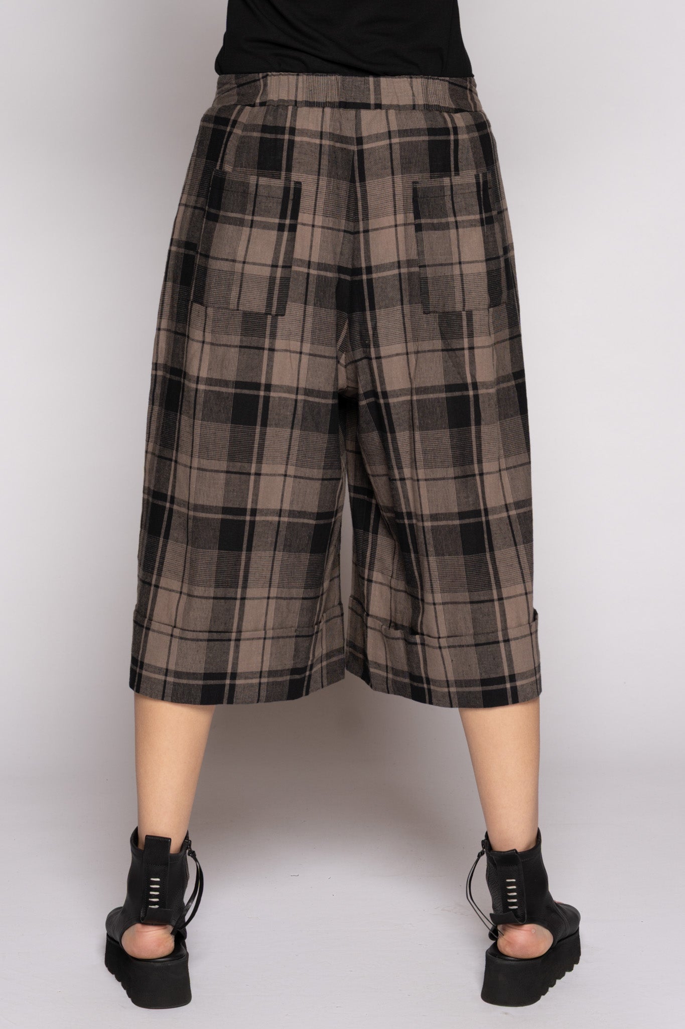 Arya Shorts Truffle