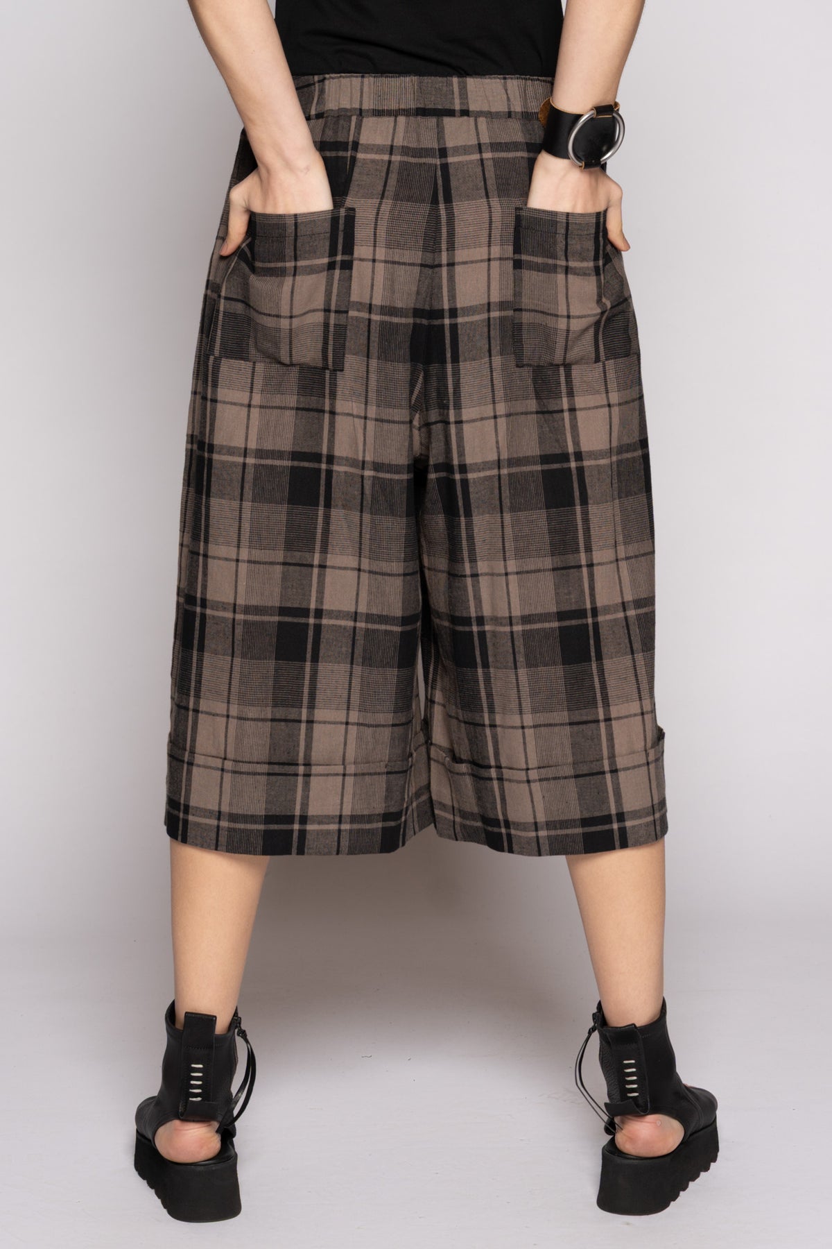 Arya Shorts Truffle