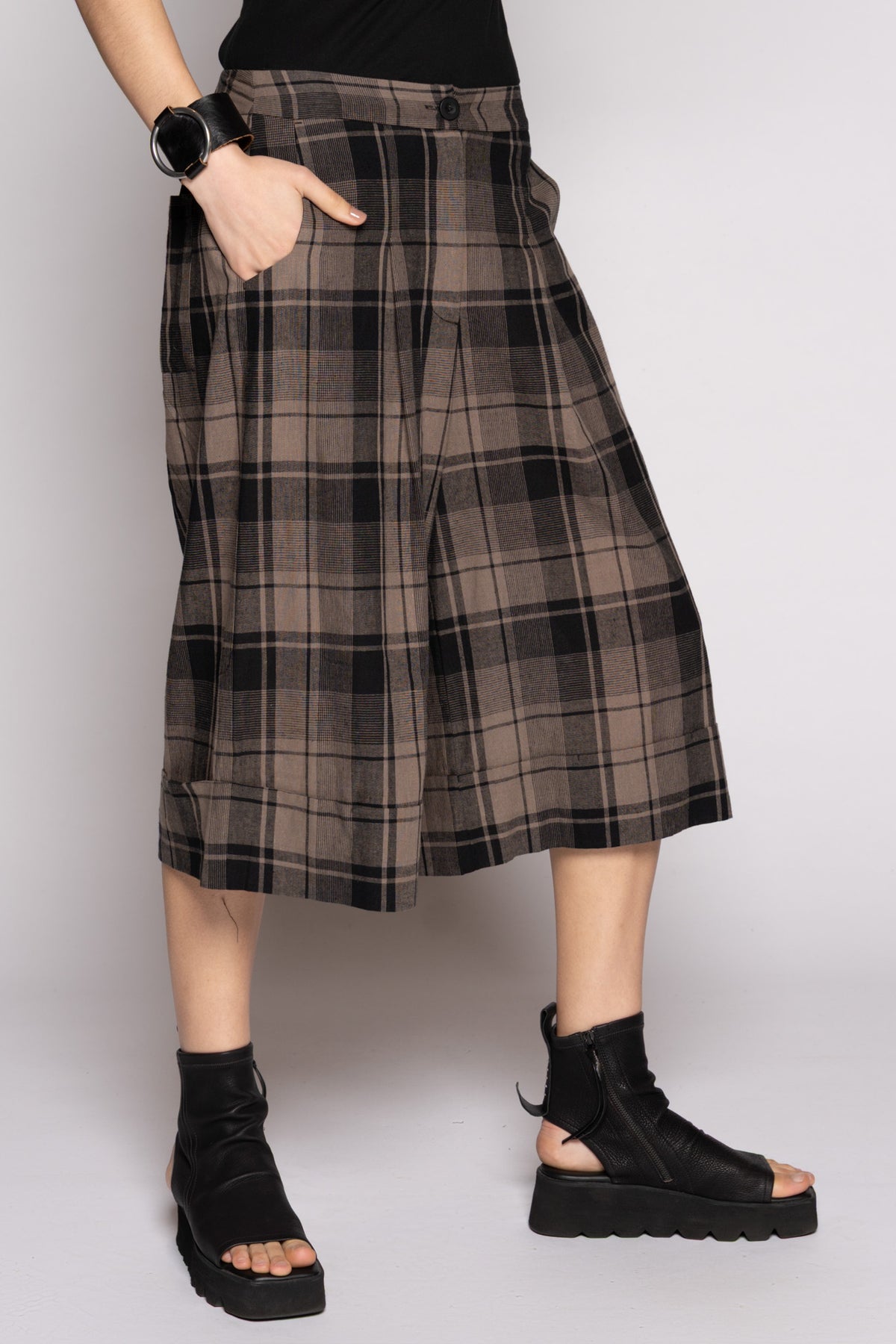 Arya Shorts Truffle