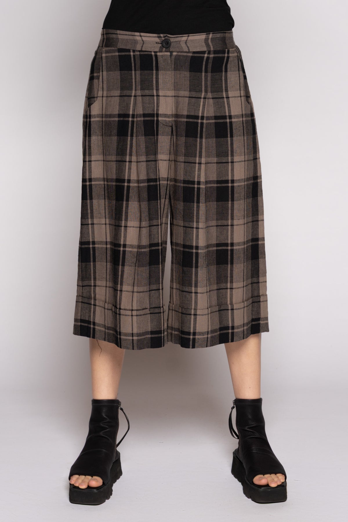 Arya Shorts Truffle