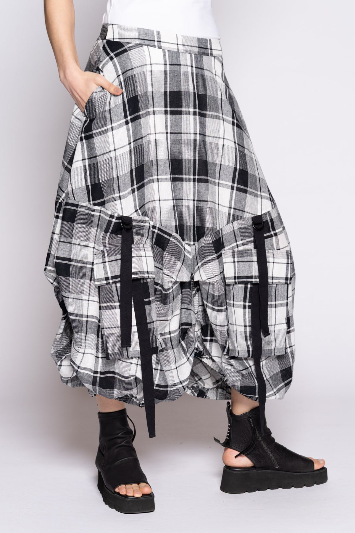 Arya Tuck Skirt Blk