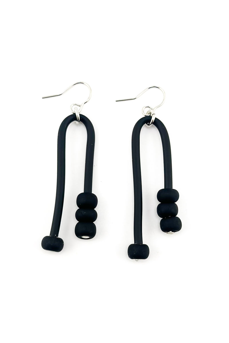 U Bead Earrings Blk