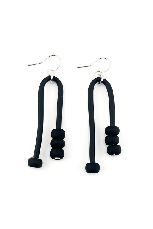 U Bead Earrings Blk
