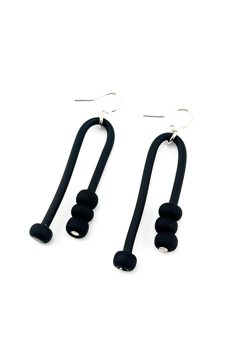 U Bead Earrings Blk