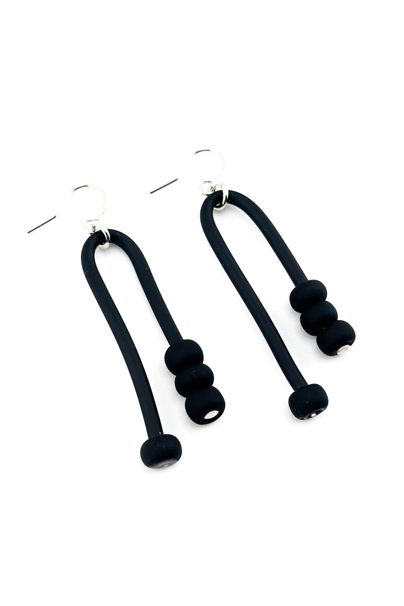 U Bead Earrings Blk