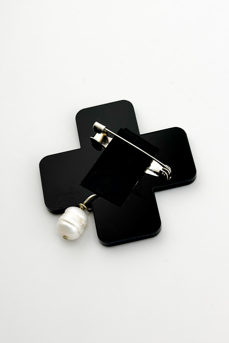 Batsu Brooch Blk