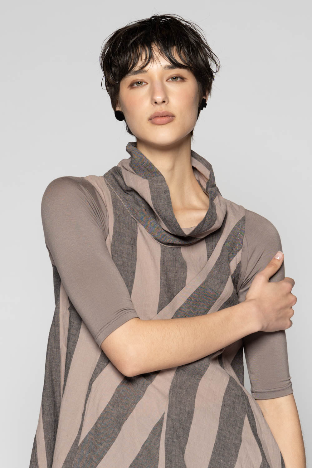 Kuro S/S V Top Truffle