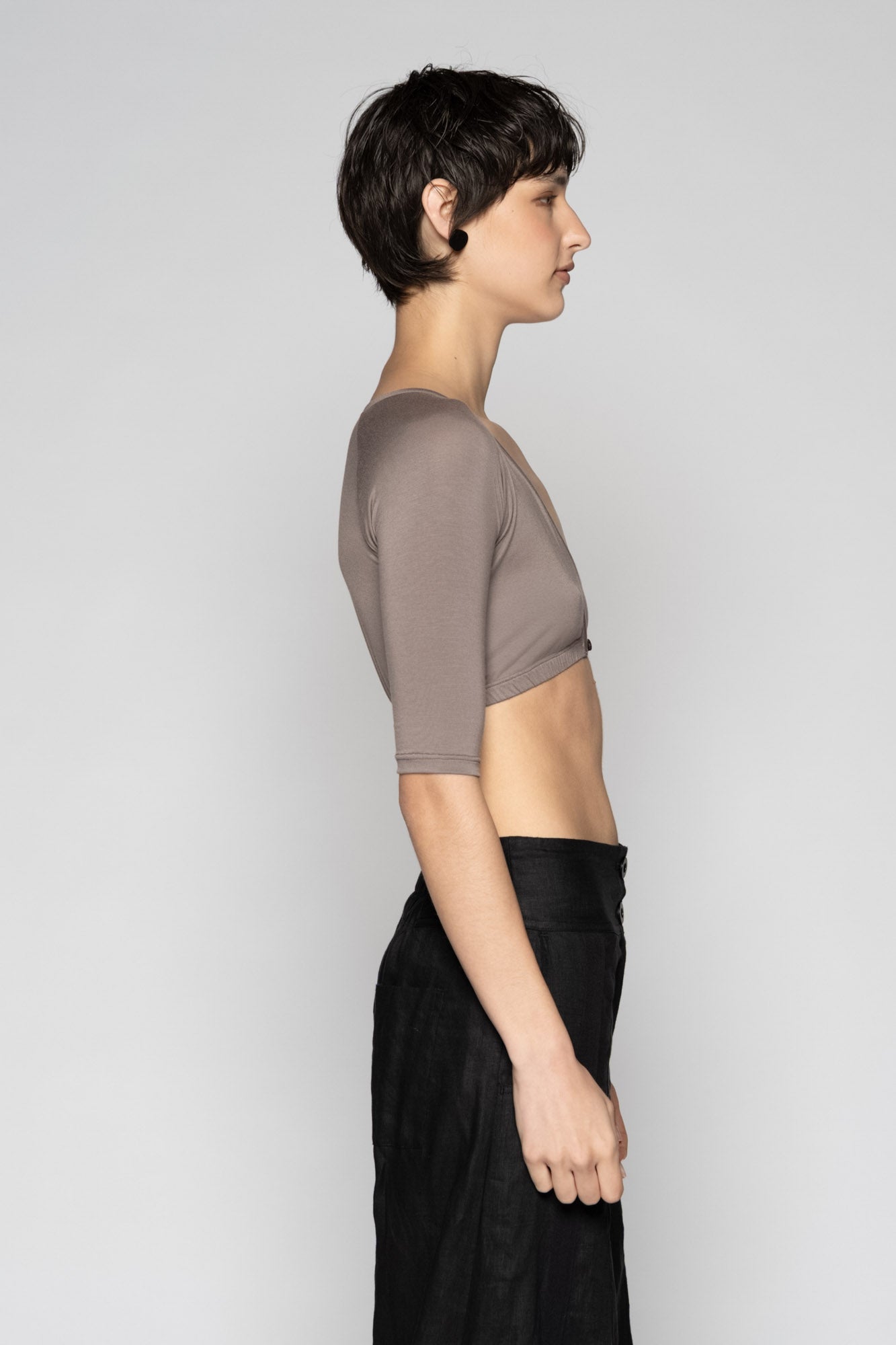 Kuro S/S V Top Truffle